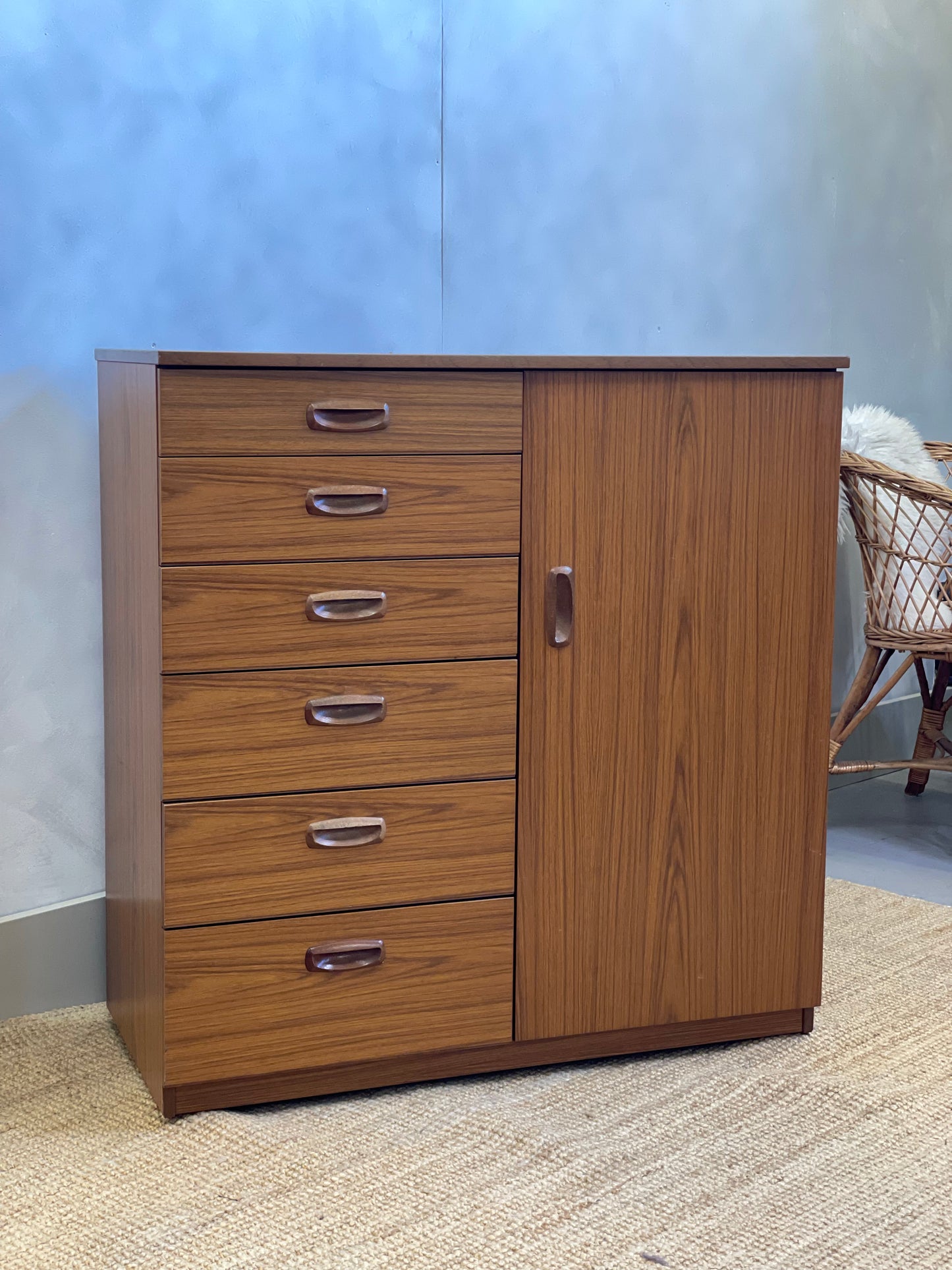 Schreiber bedroom unit / chest of drawers / tall boy