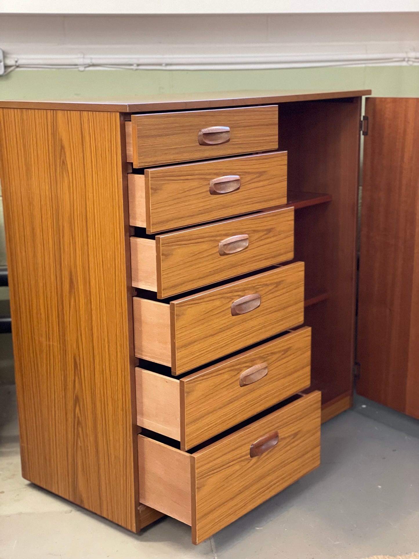 Schreiber bedroom unit / chest of drawers / tall boy